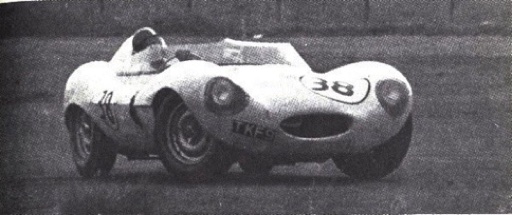 En contre-braquage avec la Jaguar type D
sue le circuit de Full Sutton